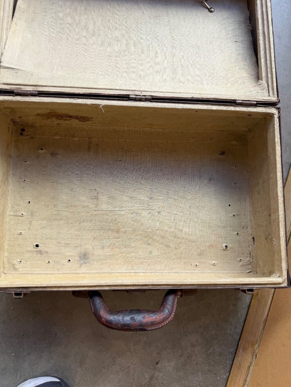 Antique Leather Hard-Shell Suitcase With Brass Hardware Patina & Railway Express - Picture 9 of 10